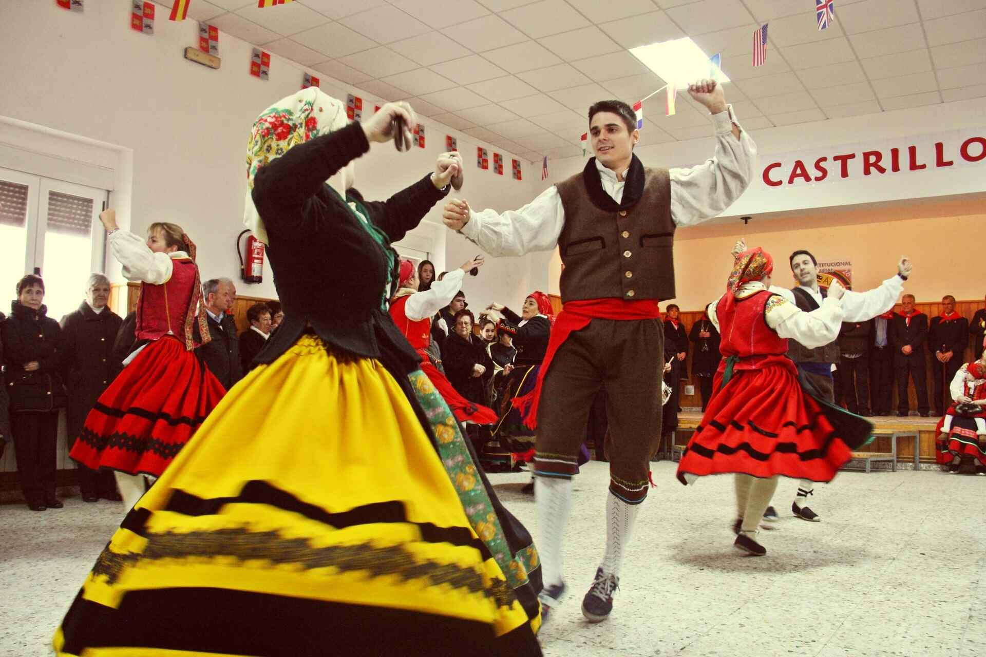 Fotografia de un conjunto de personas bailando jotas